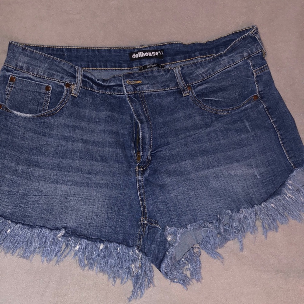 Short denim fringed shorts